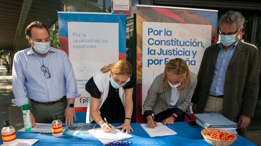 Primeras imágenes de la recogida de firmas del PP contra los indultos.