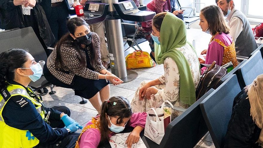 Los refugiados afganos llegaron descalzos y temblando al aeropuerto de Londres