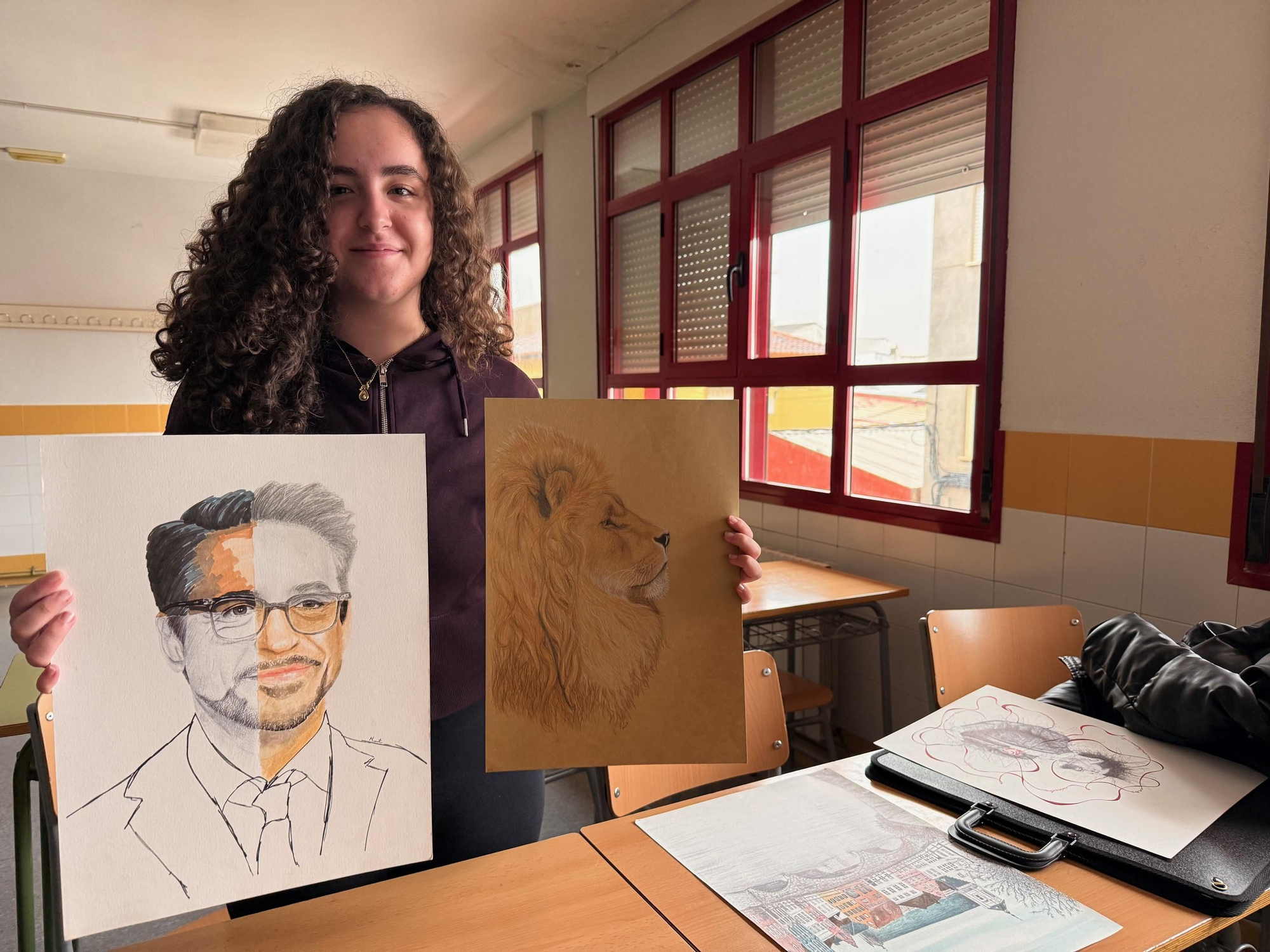 Marta Fernández Manjavacas mostrando algunos de sus dibujos