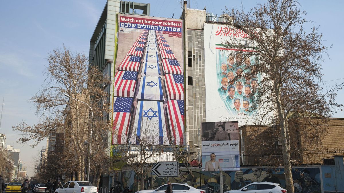 FOTO ARCHIVO. Un mural en la plaza Palestina de Teherán muestra ataúdes cubierto con las banderas estadounidenses e israelíeS. EFE/Jaime León