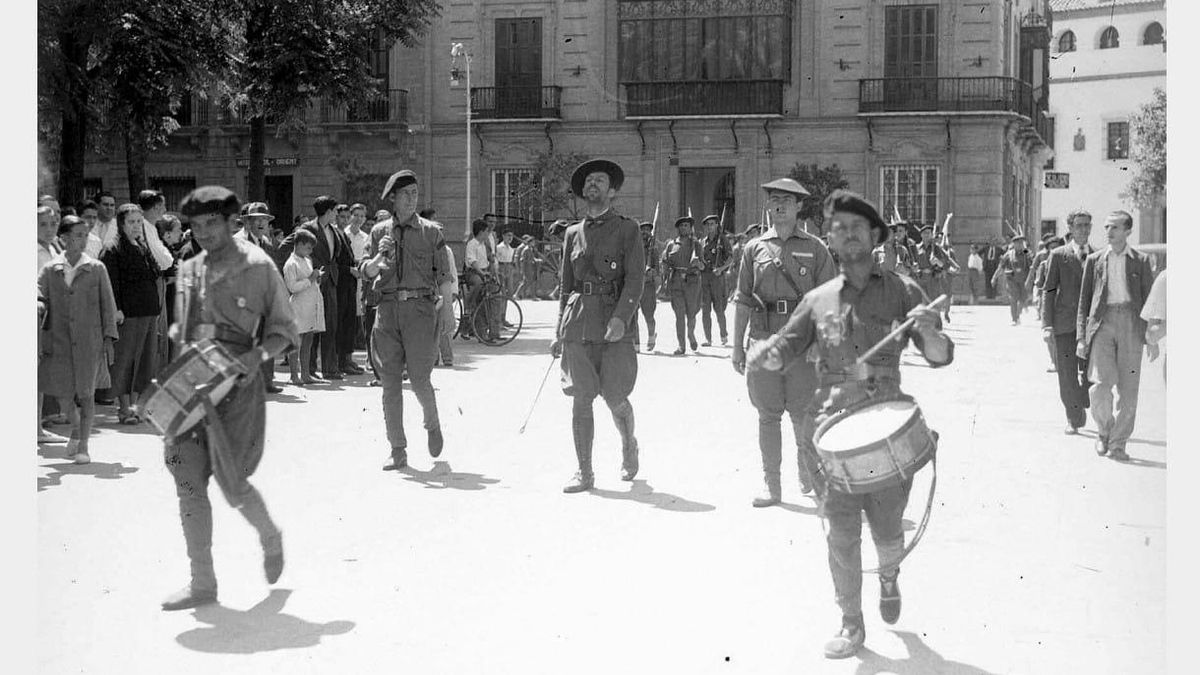 Desfile de requetés en la Plaza Nueva de Sevilla el 24 de julio de 1936 con motivo de la celebración de la festividad de Santiago, patrón de España. Preside el desfile, en el centro, el comandante Enrique Barrau.