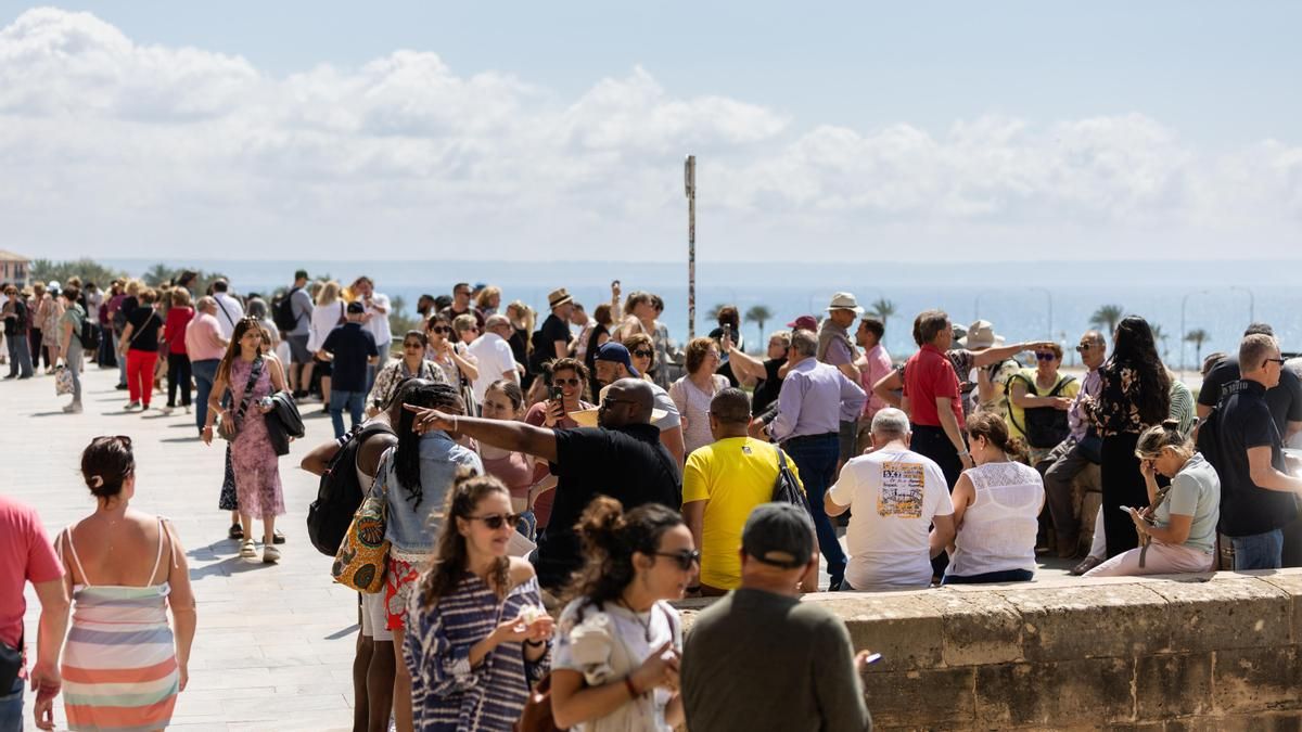 Vienen más turistas y gastan más: España recibió 46,6 millones de viajeros hasta junio que gastaron 63.800 millones