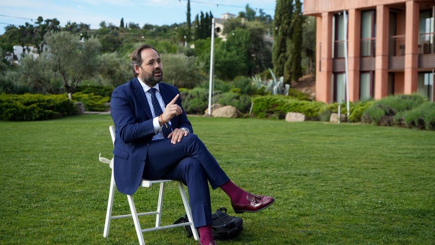 El líder del PP de Castilla-La Mancha se querella contra dirigentes del PSOE en plena polémica por su cobro irregular de dietas