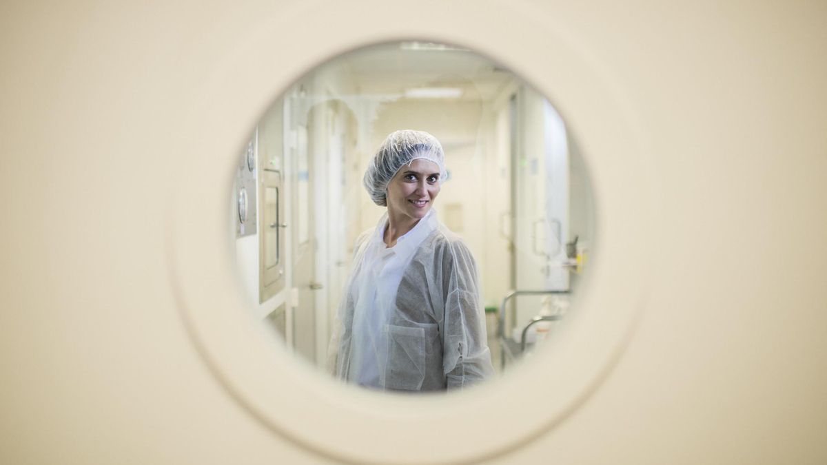 Isabel Díaz Ayuso posa para la cámara durante una visita a un centro hospitalario.