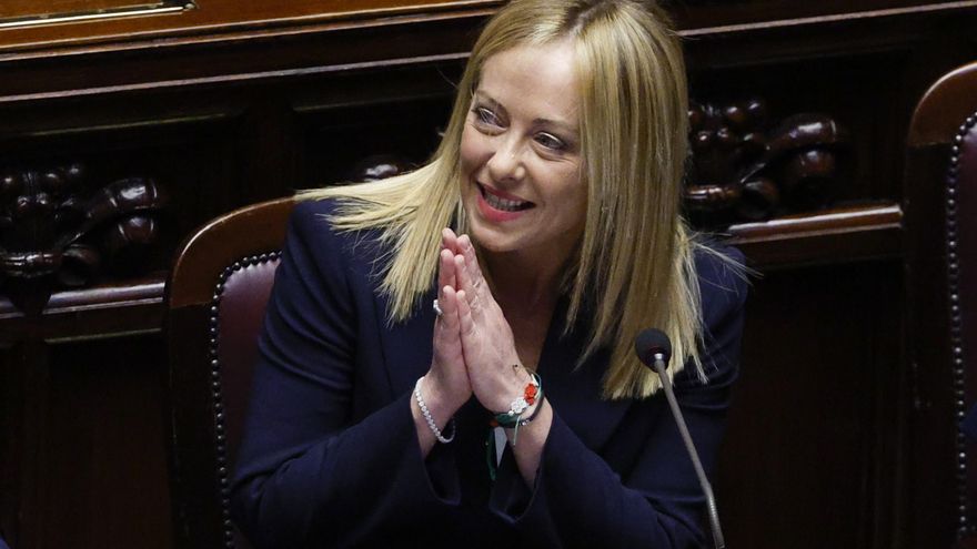 La primera ministra italiana, Giorgia Meloni, durante su primer discurso en la Cámara de los diputados. EFE/EPA/FABIO FRUSTACI