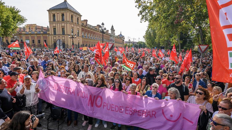 Miles de personas toman las calles de las capitales andaluzas contra la gestión sanitaria del Gobierno de Moreno