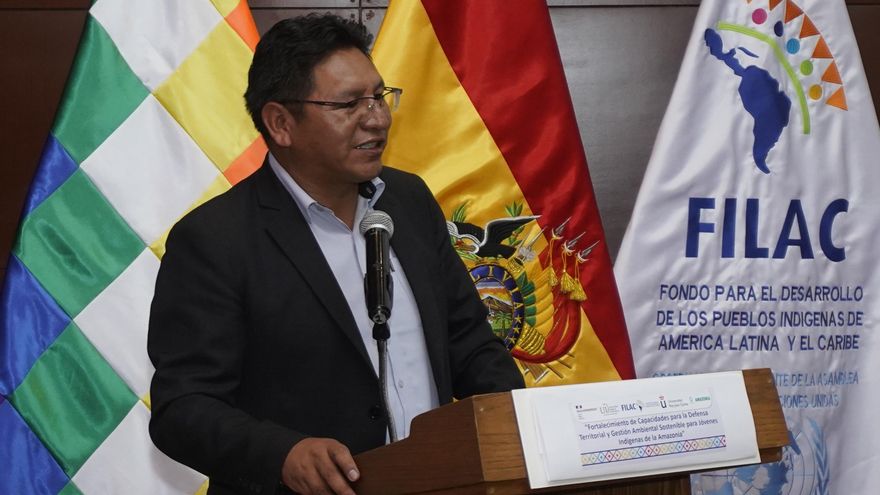 El presidente del Consejo Directivo del Fondo para el Desarrollo de los Pueblos Indígenas de América Latina y El Caribe (Filac), Freddy Mamani Machaca, habla durante un acto de graduación del Curso de formación: "Fortalecimiento de Capacidades para la Defensa Territorial y Gestión Ambiental Sostenible", hoy, en La Paz (Bolivia). EFE/ Javier Mamani