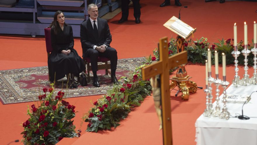 El rey Felipe VI y la reina Letizia, durante la misa funeral en memoria de las 45 personas fallecidas en el accidente ferroviario de Adamuz (Córdoba).