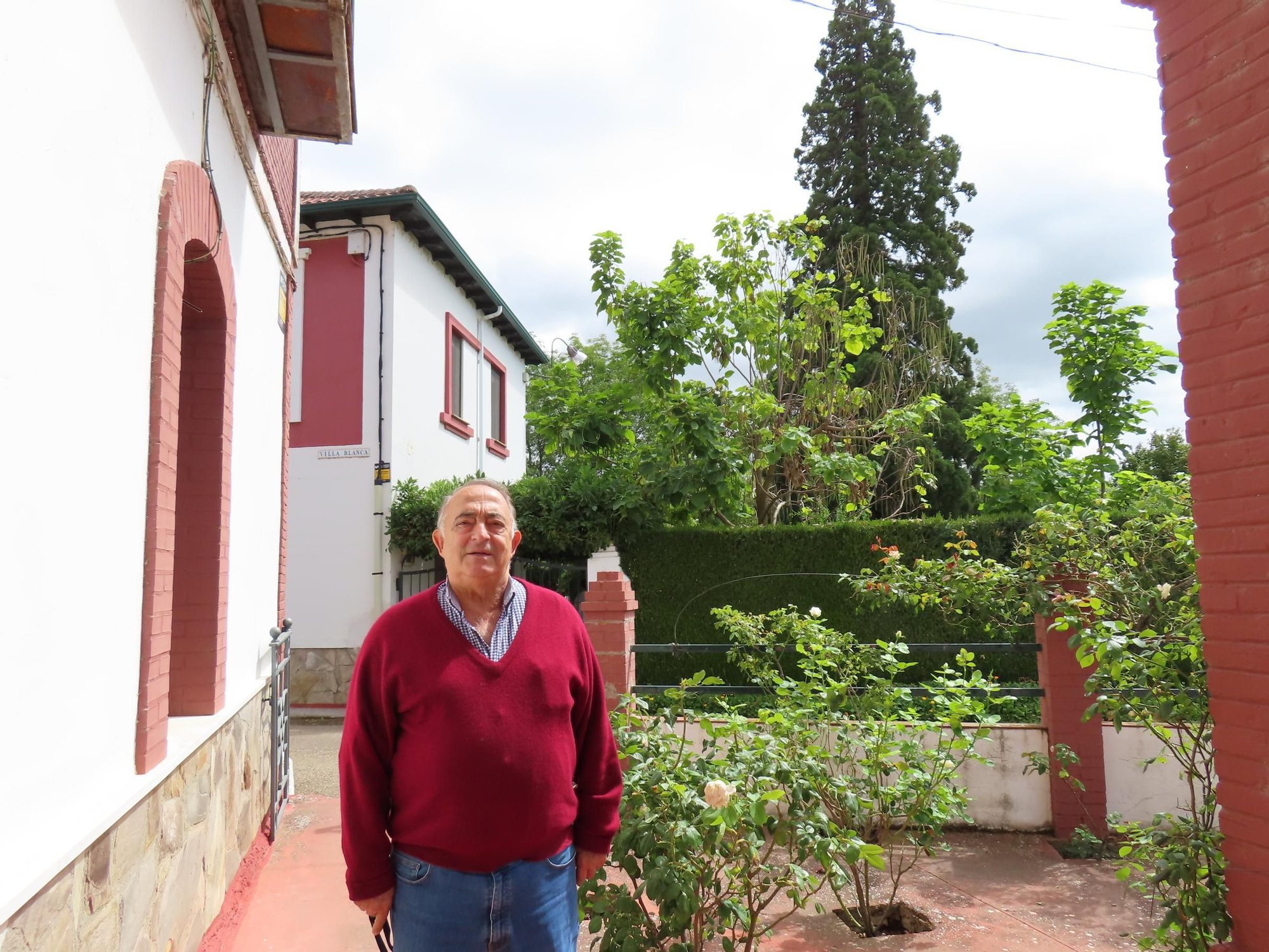 José María Alonso en Villa Blanca; al fondo, la secuoya gigante única en la comarca del Órbigo.