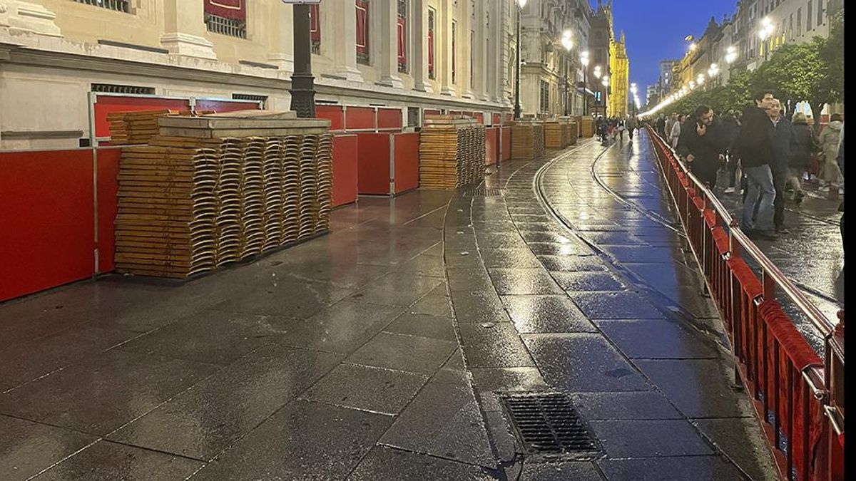 Este jueves no ha habido pasos en la calle: la avenida de la Constitución con todas las sillas recogidas