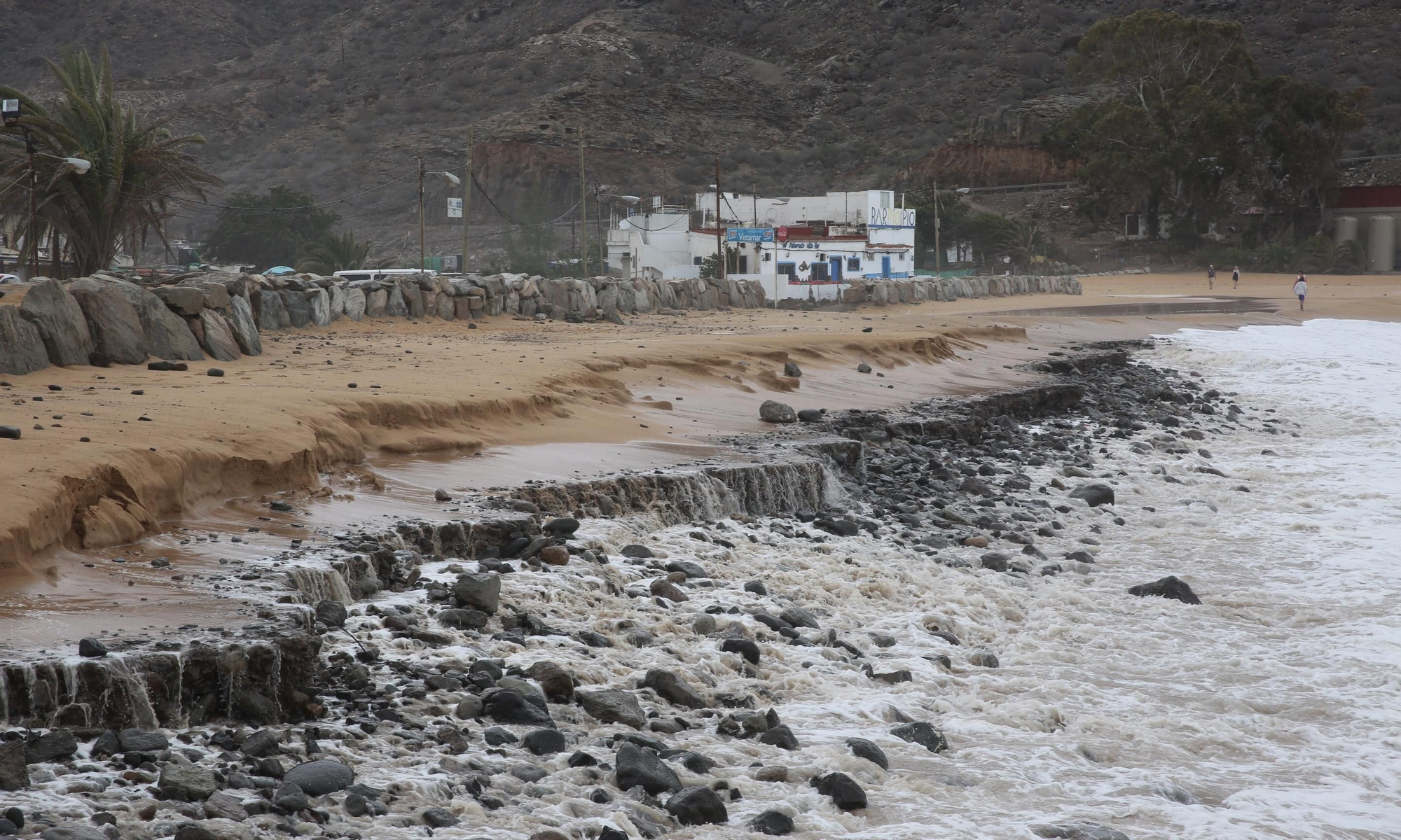 La playa de Tauro se queda sin arena.