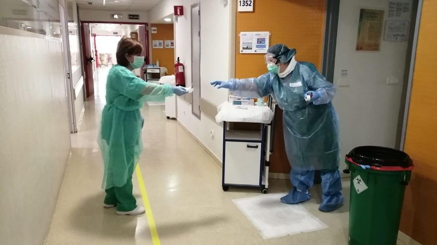 Archivo - Sanitarios del Hospital Reina Sofía que tratan pacientes con el coronavirus, foto de recurso