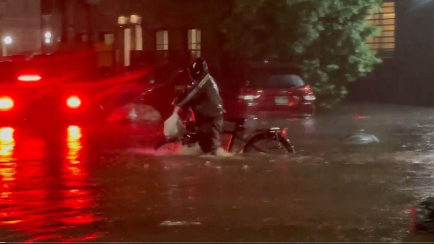 Un fotógrafo busca a un repartidor de Nueva York que trabajó durante las inundaciones para darle 1.700 dólares