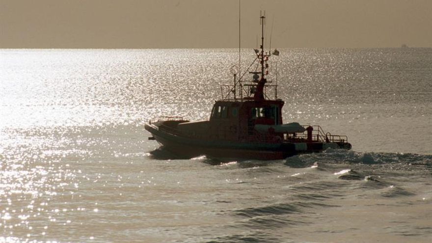 El mal estado del mar obliga a suspender la búsqueda de un inmigrante en Melilla