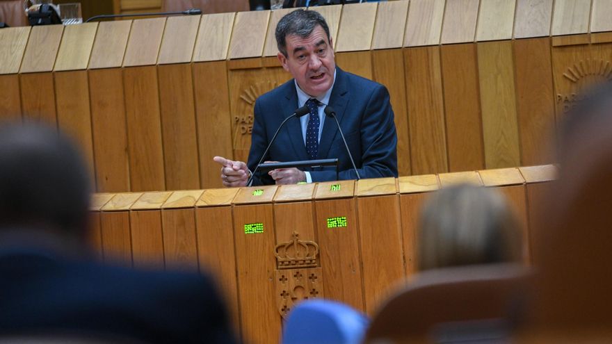 El conselleiro de Educación, Ciencia, Universidades e FP, Román Rodríguez, en el Parlamento gallego.