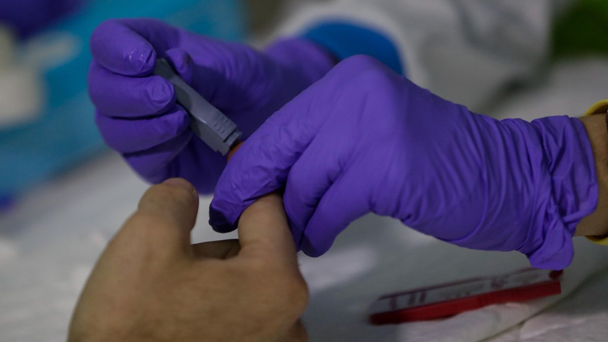 Un sanitario se hace el test para diagnosticar el Covid-19 durante un día de trabajo, foto de archivo