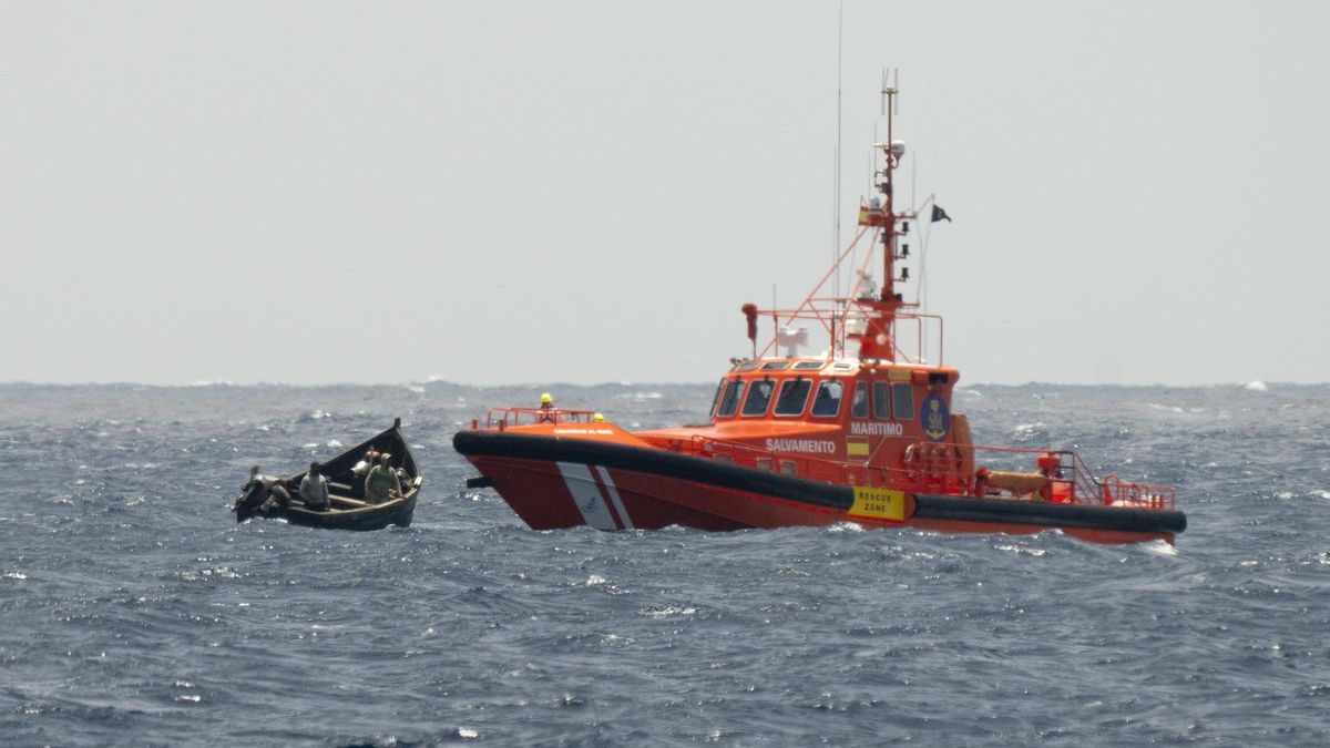 Salvamento rescata una patera con dos ocupantes cerca de Lanzarote