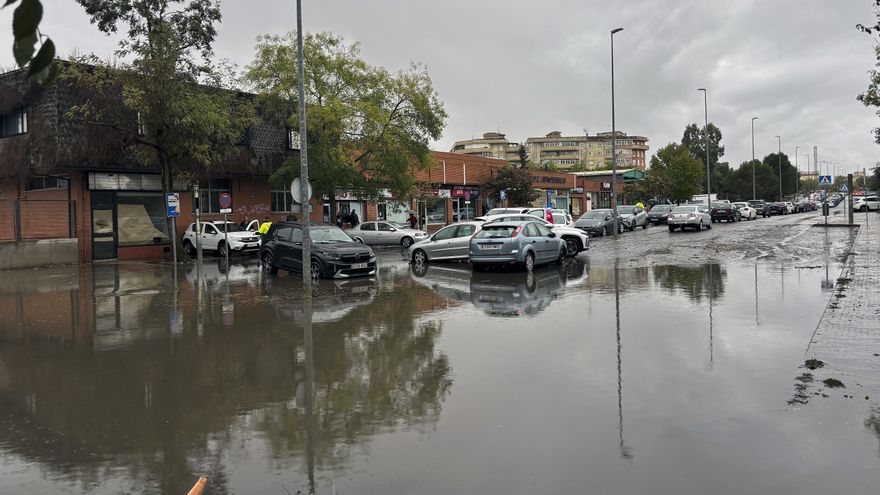 Calles inundadas y coches desplazados en Cáceres tras unas intensas lluvias en Extremadura