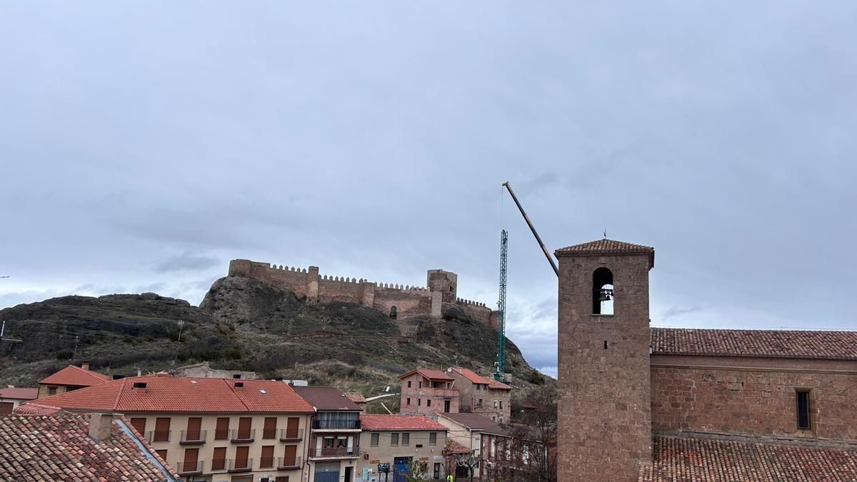 La grúa del castillo de Clavijo ya ha sido retirada sin daños tras el desalojo de viviendas por riesgo de caída