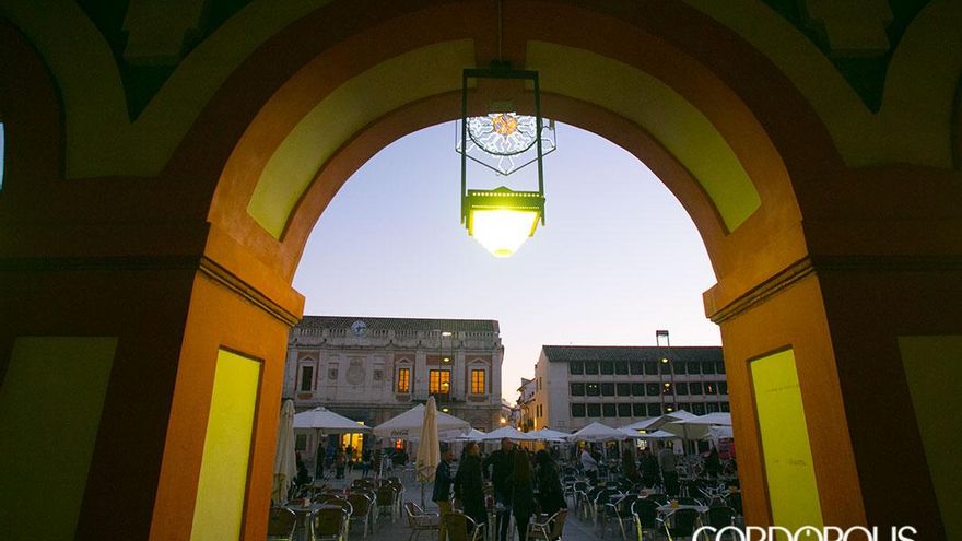 Las lámparas de Juan Cuenca siguen guardadas mientras el Ayuntamiento dilata la reforma de La Corredera