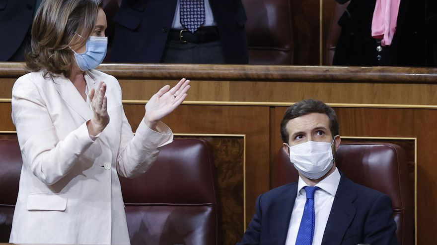 Cuatrocientos dirigentes intentan cerrar la crisis más grave de la historia reciente del PP aclamando a Feijóo