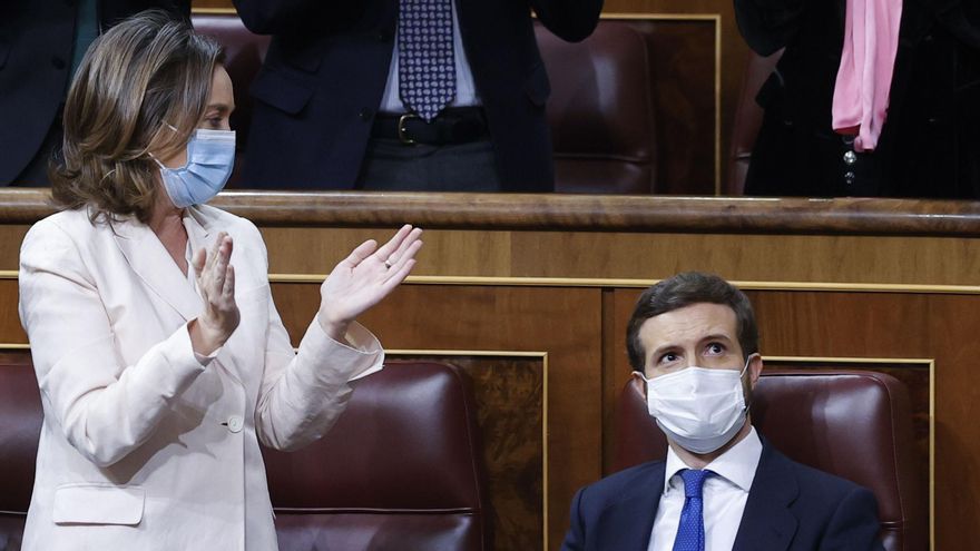 El líder del Partido Popular, Pablo Casado recibe los aplausos de varios de los diputados de su partido, incluida la portavoz popular en el Congreso, Cuca Gamarra, momentos antes de abandonar el hemiciclo tras su intervención en la sesión de control al Gobierno, este miércoles