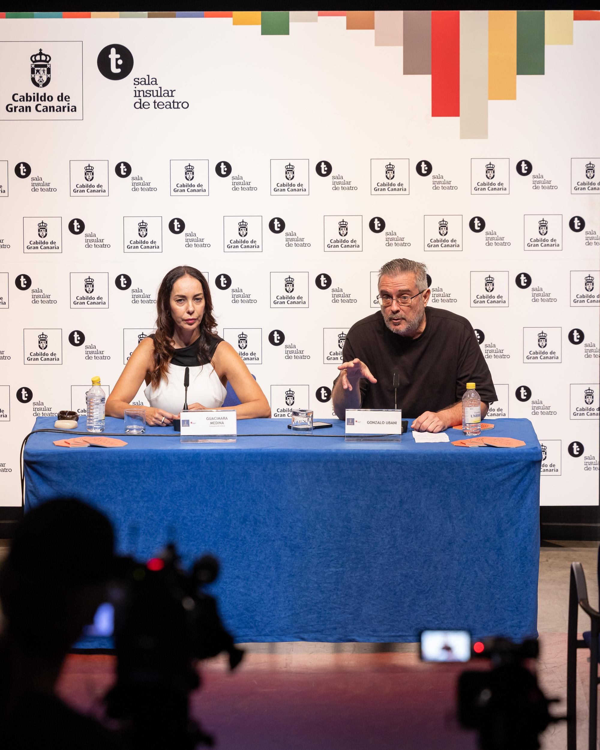 La consejera de Cultura del Cabildo de Gran Canaria, Guacimara Medina, y el director artístico de la Sala Insular de Teatro, Gonzalo Ubani, en la presentación este jueves.