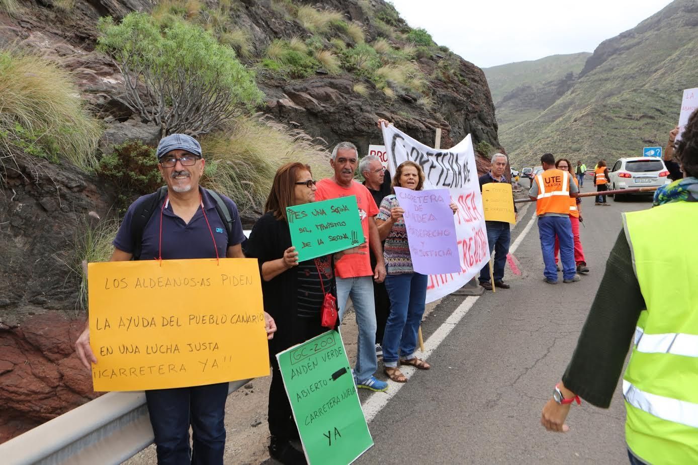 Protesta de vecinos de La Aldea. (ALEJANDRO RAMOS)