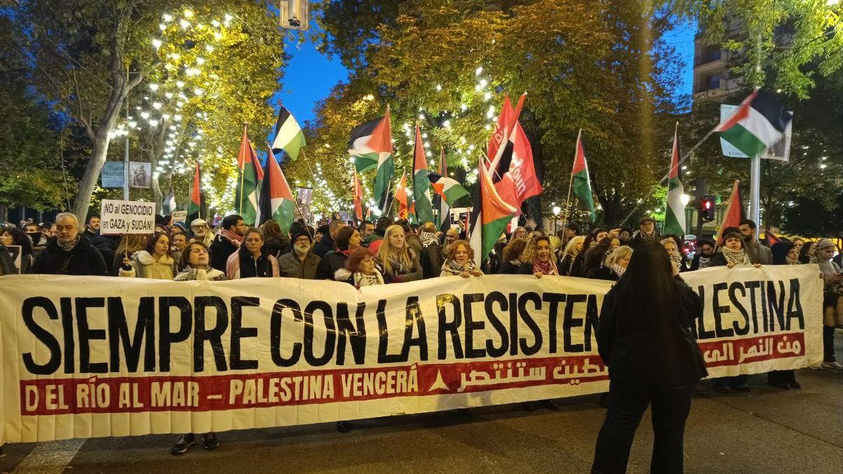 Numerosas bandeiras palestinianas na manifestação de sábado contra o genocídio israelita em Madrid.