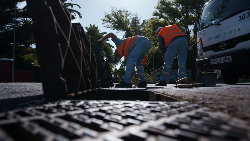 Personal de limpieza del ayuntamiento de La Laguna (Tenerife) efectúa labores de desescombro del alcantarillado público en previsión de las lluvias a consecuencia del ciclón tropical que se espera en las Islas Canarias para las próximas horas. EFE/Ramón de la Rocha
