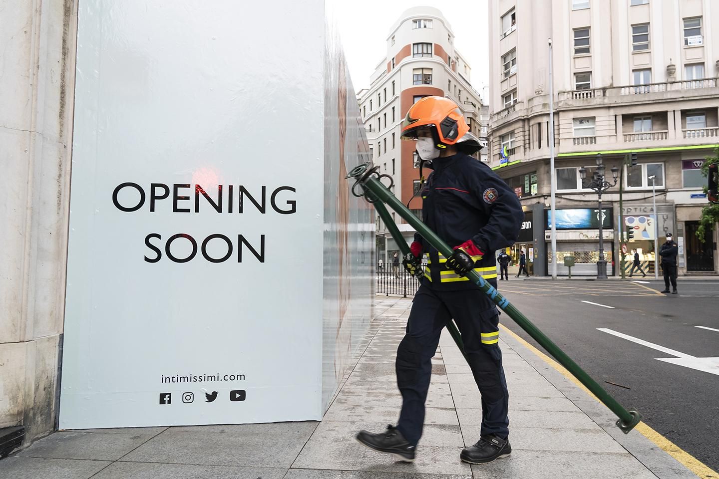 Los 21 vecinos desalojados del edificio de Isabel II están bien y solo cuatro han sido realojados en un hotel cercano. | JOAQUÍN GÓMEZ SASTRE