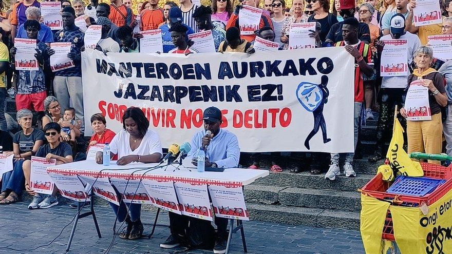 Decenas de personas exigen en Bilbao el fin de "la violencia policial contra los manteros": "Sobrevivir no es delito"
