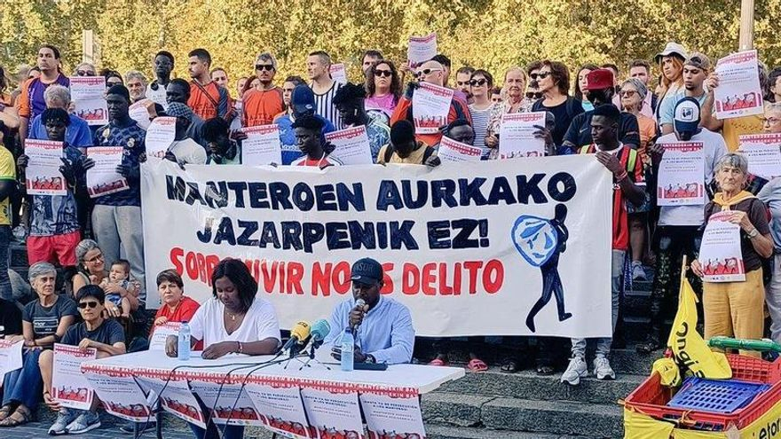 Decenas de personas exigen en Bilbao el fin de "la violencia policial contra los manteros": "Sobrevivir no es delito"