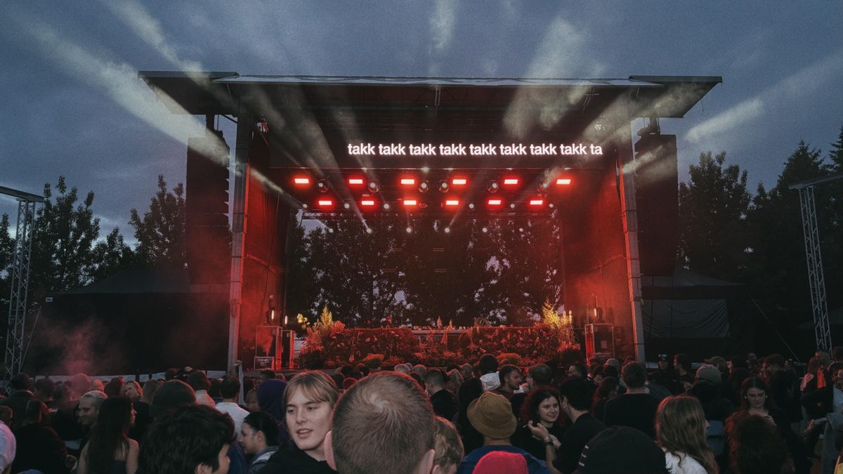 El escenario en un campo de césped de Víðistaðatún, llegando al final de la fiesta
