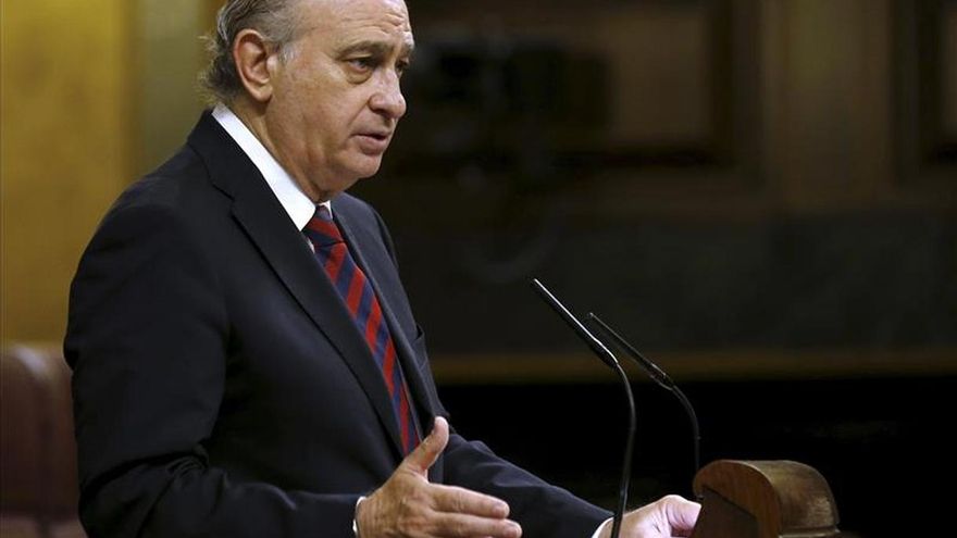 Fernández Díaz pide "diferenciar" a los refugiados de los inmigrantes que saltan la valla