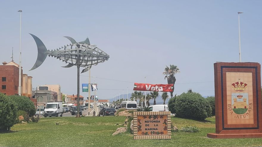 Carteles electorales junto a La Atunara