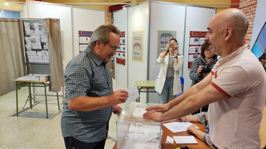 El candidato de IU a la Alcaldía de Zamora, Francisco Guarido, vota en el colegio electoral este 28M en las elecciones locales.