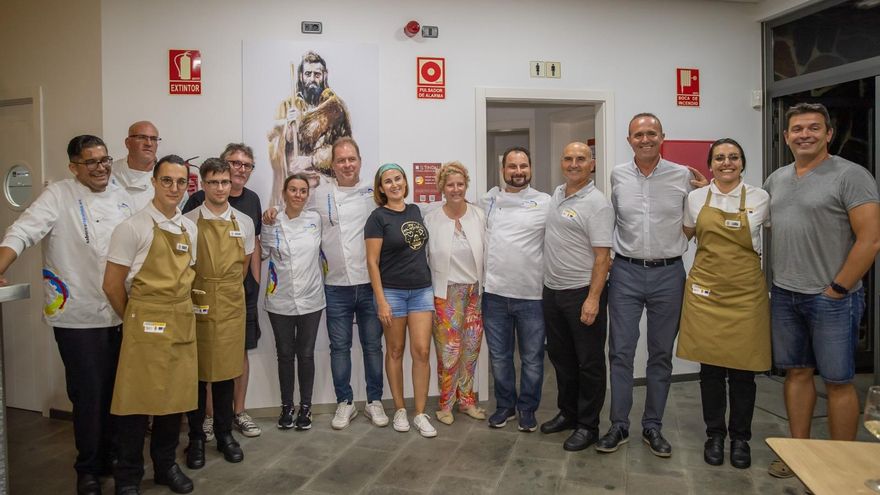 Andoni Aduriz con autoridades y miembros de 'Saborea La Palma'.