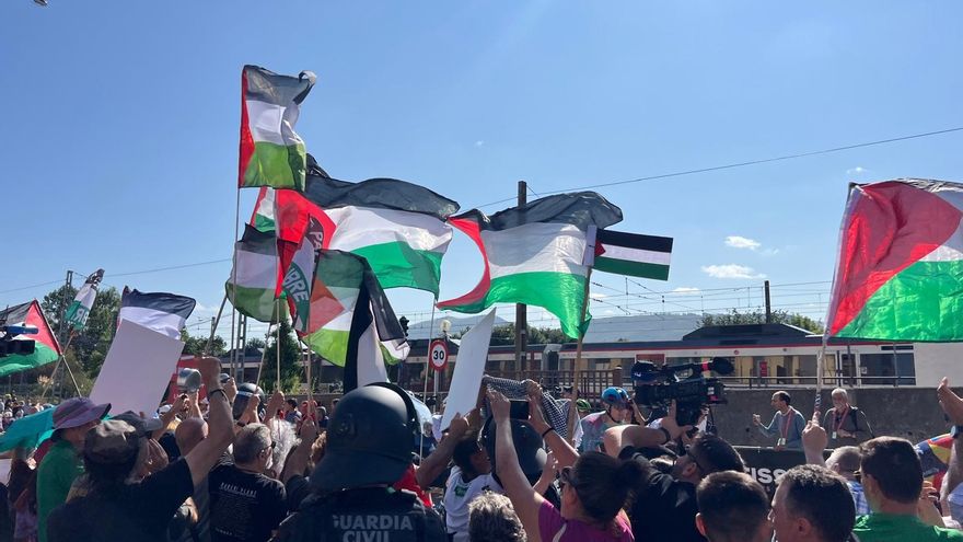 Banderas de Palestina en la salida de La Vuelta en Cabezón de la Sal.