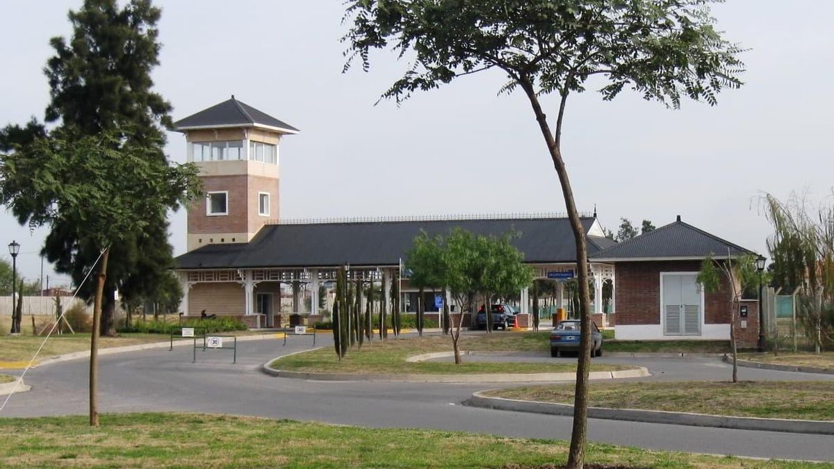 Barrio El Encuentro, un exclusivo barrio privado con ingreso principal sobre el corredor Bancalari–Benavídez, en la localidad de General Pacheco, en el partido de Tigre.