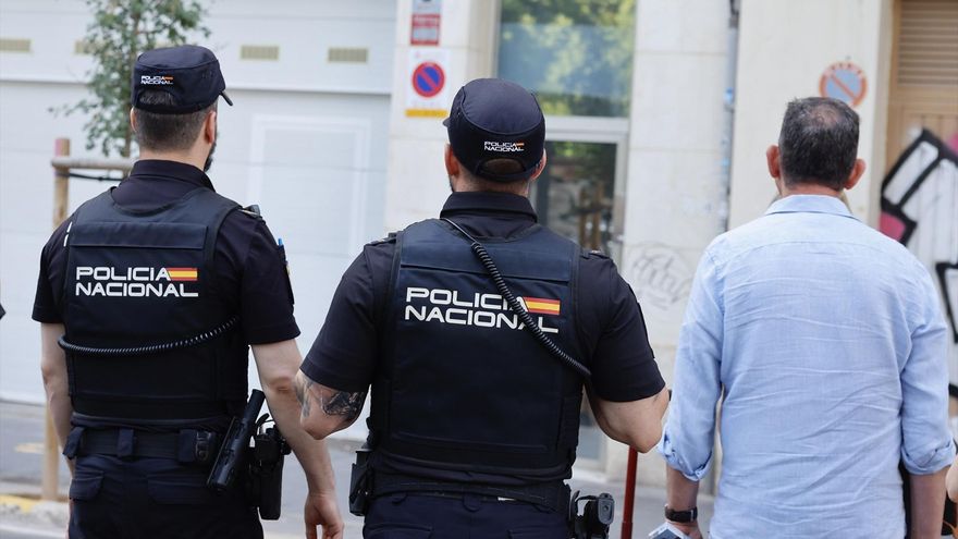 EuropaPress 6787550 agente uco entra casa exministro transportes jose luis abalos 10 junio 2025