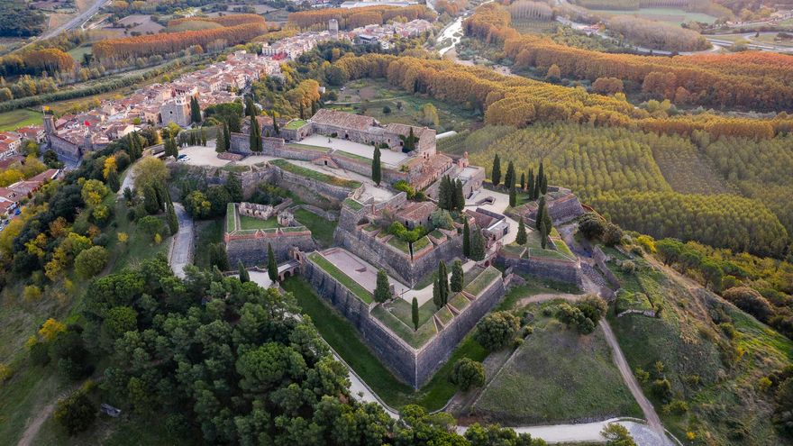 Construido en 1716 sobre un antiguo volcán, este castillo llegó a venderse por 18.500 pesetas