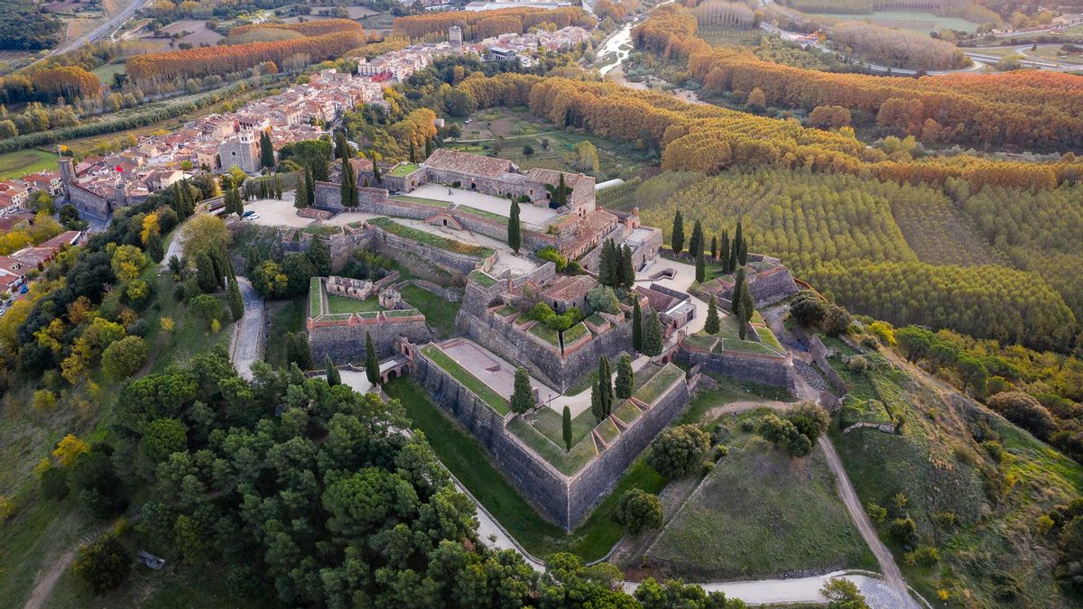 Construido en 1716 sobre un antiguo volcán, este castillo llegó a venderse por 18.500 pesetas