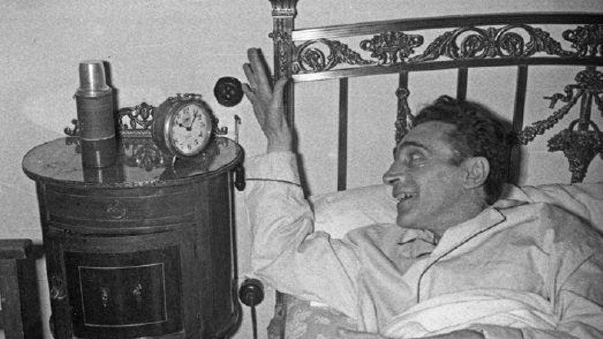 1960. ‘El Rodríguez’ apagando animado el despertador para comenzar el día.
ARCM.