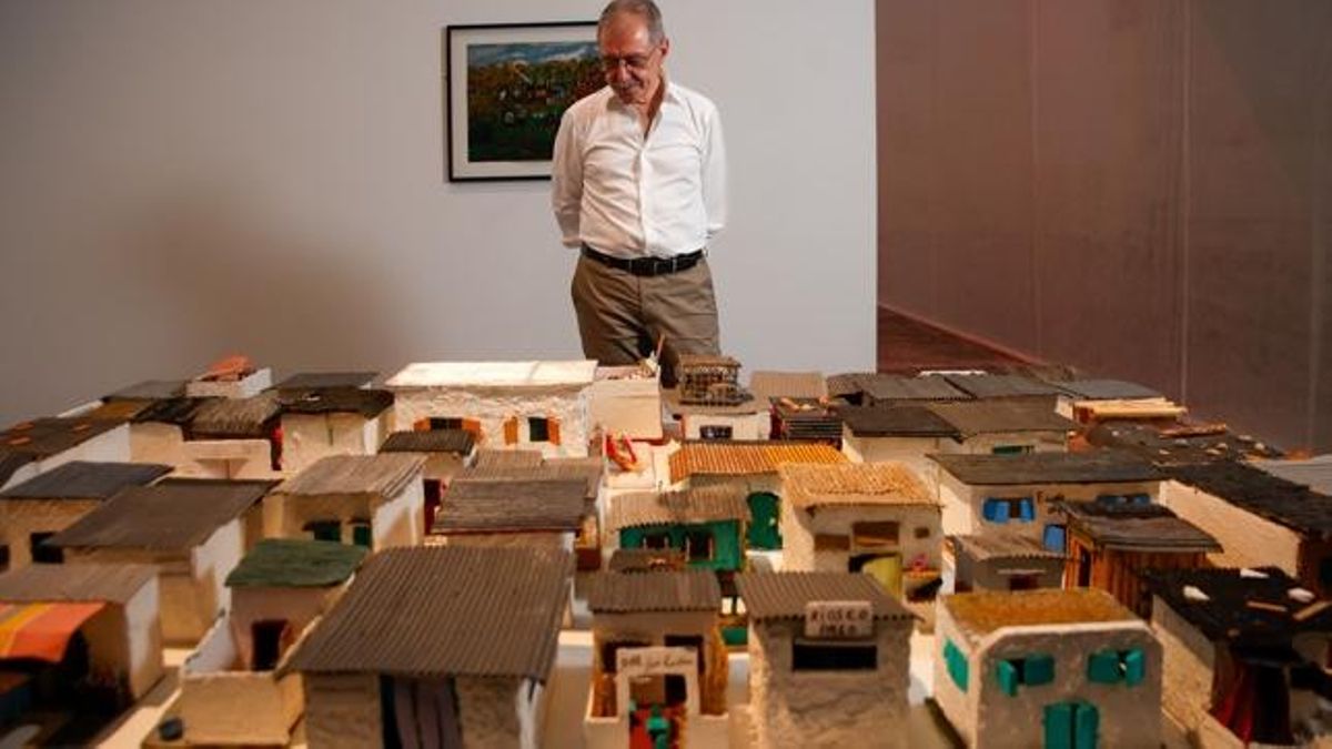 Manolo Borja-Villel estudiando una de las obras de la exposición 'Fabular paisajes' que comisaría en el Palacio Victòria Eugenia