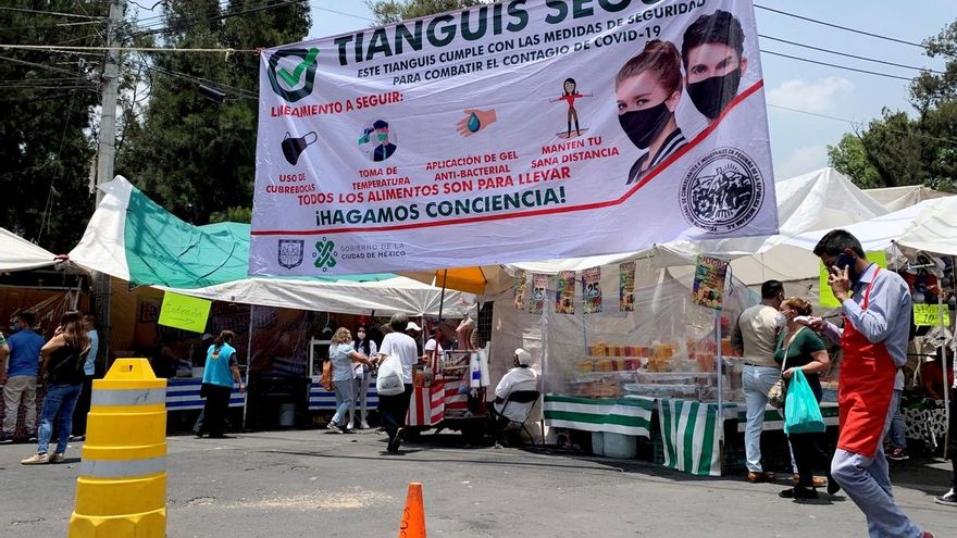 Un mercado popular callejero, que promueve las medidas de bioseguridad en medio de la pandemia del COVID-19, fue registrado este jueves en Ciudad de México.