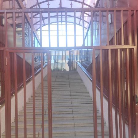 La única opción para evitar los cuatro tramos de rampa son estas escaleras, pero para acceder a ellas hay que dar un gran rodeo por las obras del edificio contiguo