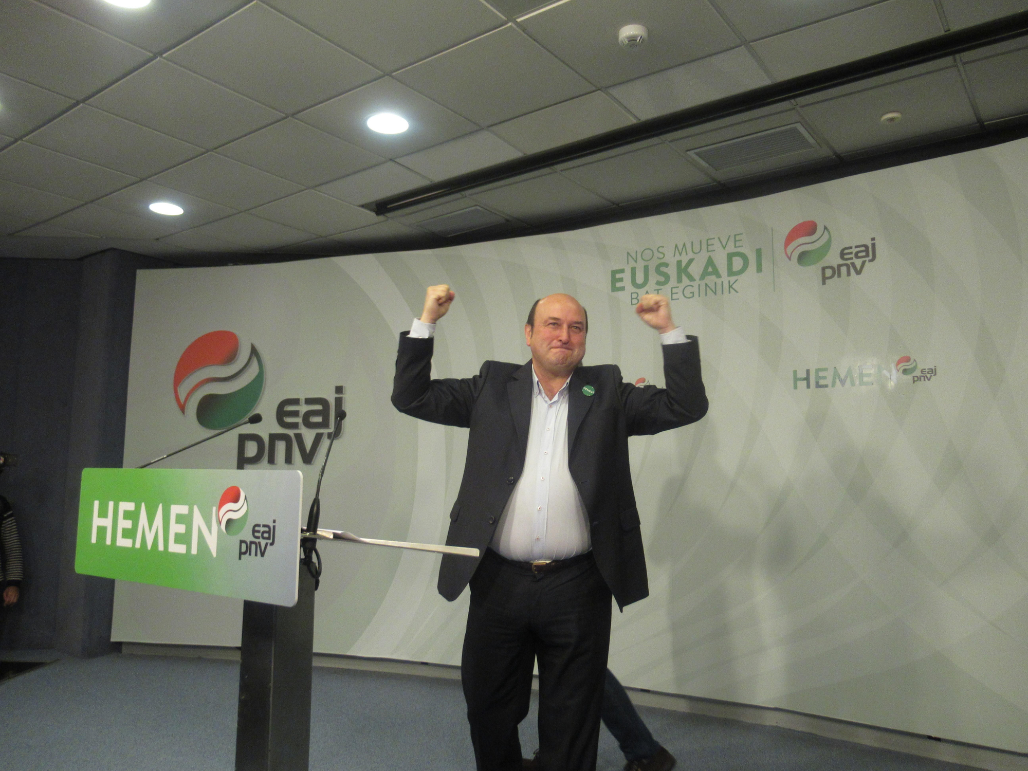 El presidente del PNV, Andoni Ortuza, alza los brazos en señal de victoria tras conocerse los resultados electorales del 26M.