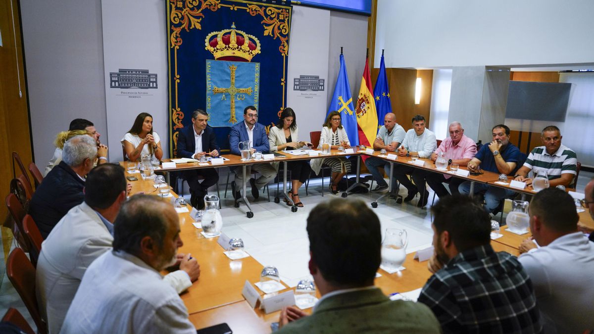 El presidente del Principado, Adrián Barbón (c), recibió el jueves, día 18, en Oviedo/Uviéu a la presidenta de la Asociación de Comarcas Mineras (ACOM) y alcaldesa de Ibias, Gemma Álvarez (i), junto a los alcaldes y alcaldesas de Asturias integrantes de la entidad.