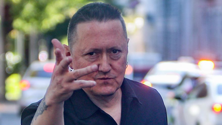 Muguruza invita a Pradales a un concierto para cantar 'Sarri, Sarri' tras la polémica por tocarla en la cárcel de Martutene